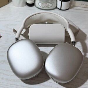 Apple AirPods Max in Starlight